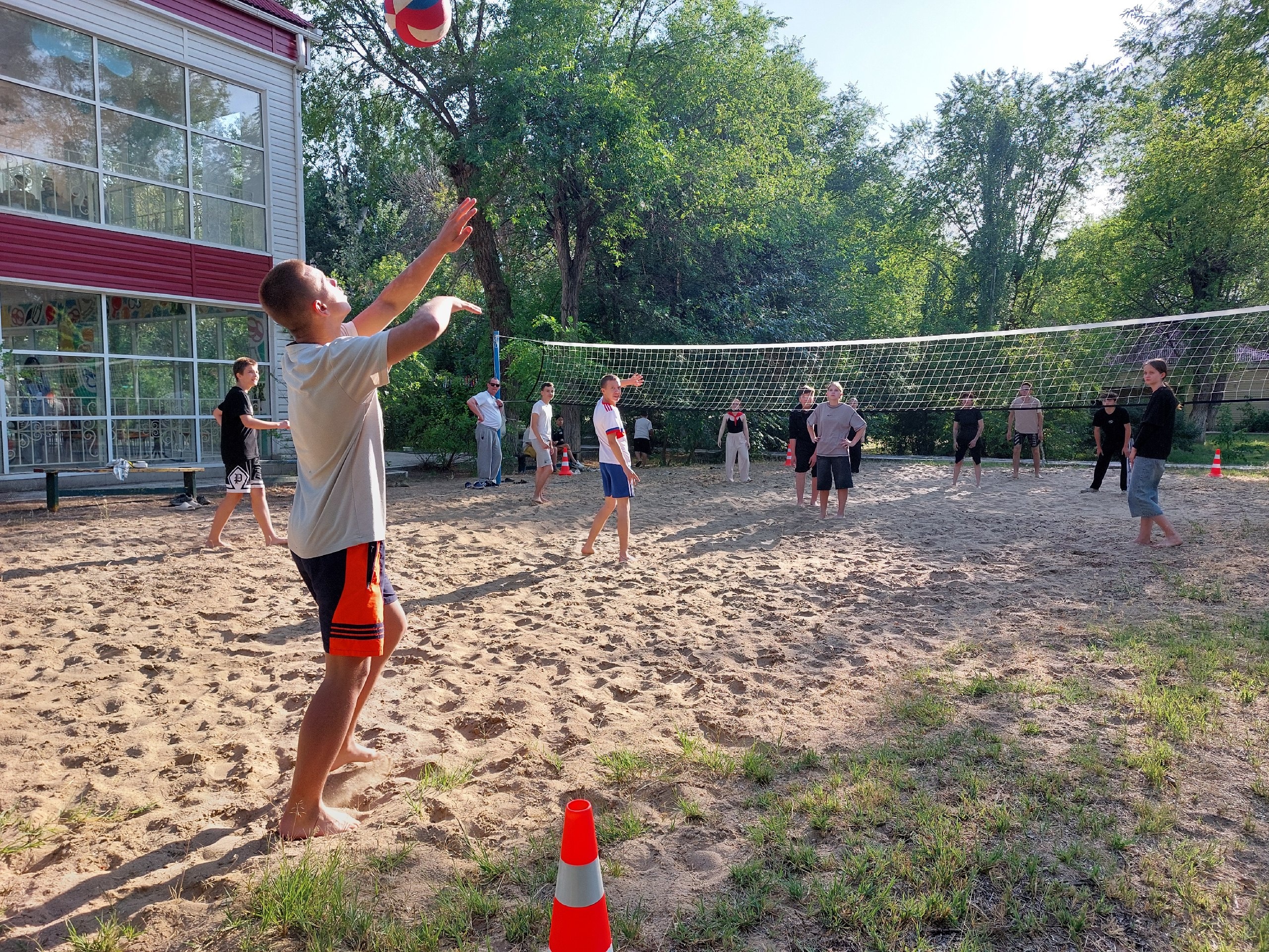 Со счетом 2:1 сборная лагеря выиграла матч по волейболу против педагогического состава