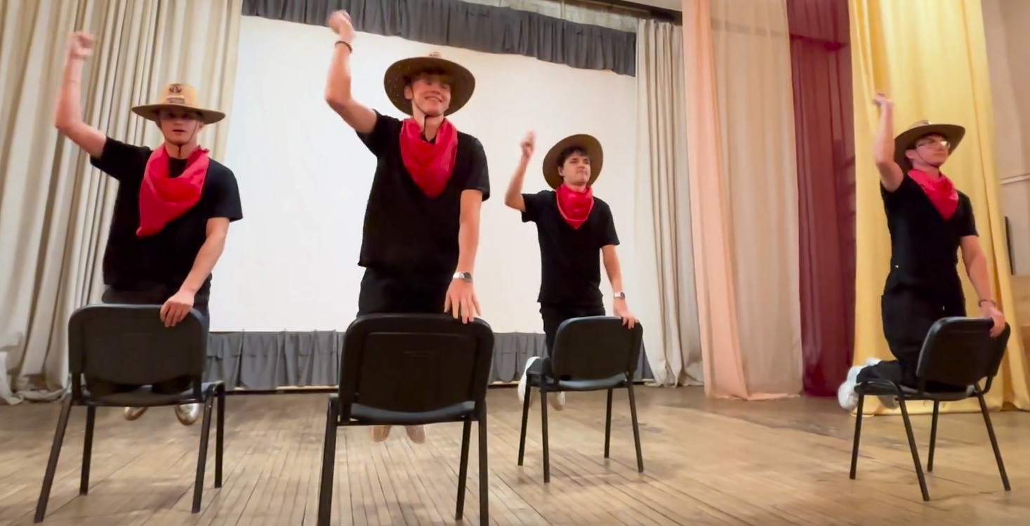 Таланты зажигают сцену: Вечерний концерт вожатых покоряет сердца зрителей!