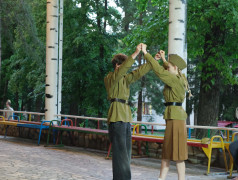 Цветы на поле боя. Вечер памяти на эстраде лагеря