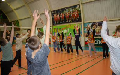 От мечты к реальности: как подростки ТиН-лиги зажигают огонь спорта в лагере! 