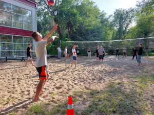 Со счетом 2:1 сборная лагеря выиграла матч по волейболу против педагогического состава