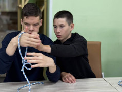 Маяк учится вязать узлы и готовится к туризму!