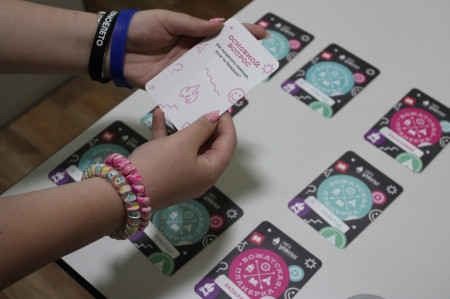 Подскажи, ты ведь лидер!