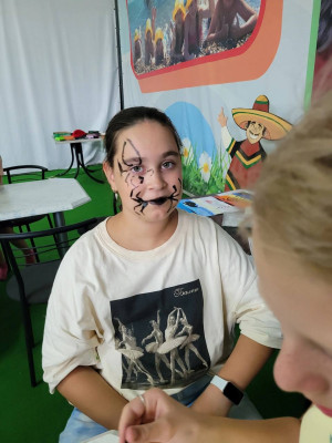 Ребята попробовали себя в гримёрном деле!