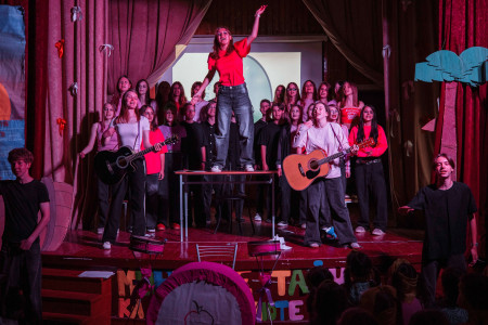 И тут раздались детские голоса!