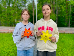 Тепло рук и сердец: в “Маяке” создают солнышки для добрых дел!