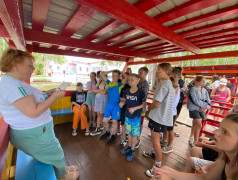 Сегодня, 21.07., все дети нашего лагеря отправились в путешествие по  железнодорожным станциям на &laquo;Весёлом поезде&raquo;.