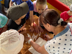 Сегодня, 21.07., все дети нашего лагеря отправились в путешествие по  железнодорожным станциям на &laquo;Весёлом поезде&raquo;.