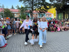 ДОЛ &laquo;Экспресс&raquo; перерабатывает звёзд: От Белль до Измы в мусорном гламуре!