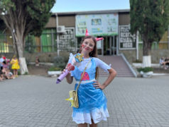 ДОЛ &laquo;Экспресс&raquo; перерабатывает звёзд: От Белль до Измы в мусорном гламуре!