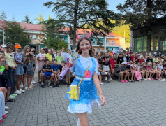 ДОЛ &laquo;Экспресс&raquo; перерабатывает звёзд: От Белль до Измы в мусорном гламуре!