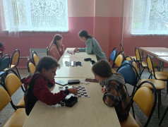 Знают взрослые и дети, знает каждый на планете,  Знает даже детвора &mdash; шашки &mdash; лучшая игра!