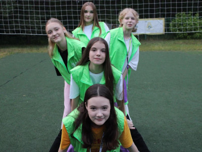 Подростки ДОЛ "Лазурный" помогают тренерам