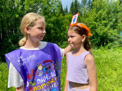 Тин лига: старшие товарищи дарят радость и знания малышам!