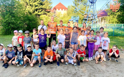 Помощники спортивных инструкторов раскачали спортивные площадки лагеря "Огоньки".