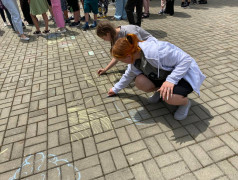 Дети рисуют на асфальте: в честь Дня защиты детей прошёл конкурс &laquo;Рисунок имени меня&raquo;