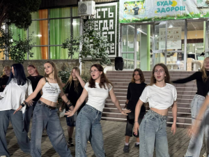 Зажигательные ритмы и море позитива: Конкурс флешмобов в 