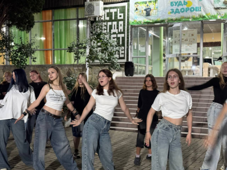 Зажигательные ритмы и море позитива: Конкурс флешмобов в 