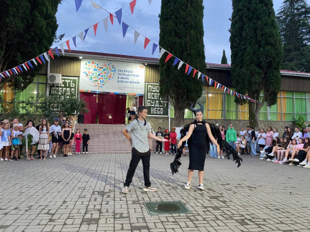 Звёздный дуэт: карнавал персонажей на 'Мистер и Мисс'