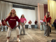 Таланты зажигают сцену: Вечерний концерт вожатых покоряет сердца зрителей!