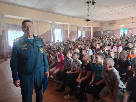 Уроки безопасности в детском лагере: встречи с пожарными и МЧС