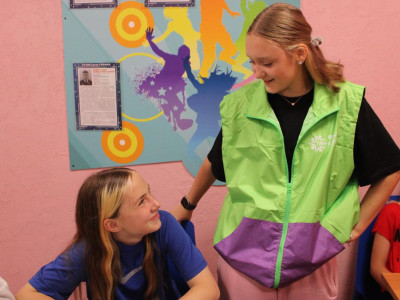 Подростки ДОЛ "Лазурный" помогают тренерам