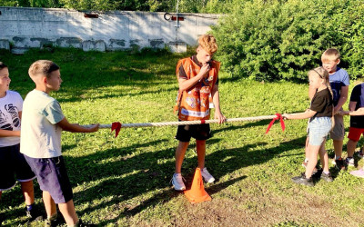 Помощники спортивных инструкторов раскачали спортивные площадки лагеря "Огоньки".