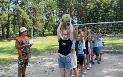 Подростки Тин-Лиги стали незаменимыми помощниками спортивного инструктора в лагере "Ракета"