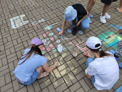 Дети рисуют на асфальте: в честь Дня защиты детей прошёл конкурс &laquo;Рисунок имени меня&raquo;