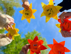 Тепло рук и сердец: в &ldquo;Маяке&rdquo; создают солнышки для добрых дел!