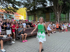 ДОЛ &laquo;Экспресс&raquo; перерабатывает звёзд: От Белль до Измы в мусорном гламуре!