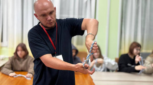 Маяк учится вязать узлы и готовится к туризму!