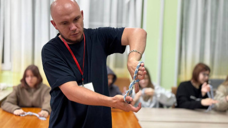 Маяк учится вязать узлы и готовится к туризму!