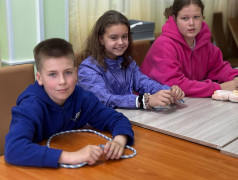 Маяк учится вязать узлы и готовится к туризму!