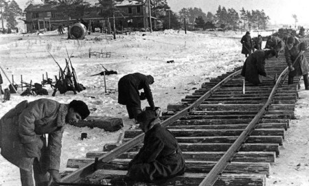 ДНЮ ОКОНЧАНИЯ БИТВЫ ЗА ЛЕНИНГРАД ПОСВЯЩАЕТСЯ: СТАЛЬНЫЕ АРТЕРИИ ПОБЕДЫ