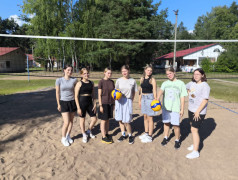 Там, где ринг, и корт, и трек, Не скучает человек!