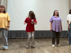 Таланты зажигают сцену: Вечерний концерт вожатых покоряет сердца зрителей!