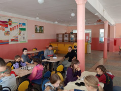 Знают взрослые и дети, знает каждый на планете,  Знает даже детвора &mdash; шашки &mdash; лучшая игра!