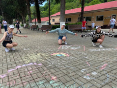 Дети рисуют на асфальте: в честь Дня защиты детей прошёл конкурс &laquo;Рисунок имени меня&raquo;