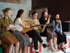 Цветы на поле боя. Вечер памяти на эстраде лагеря