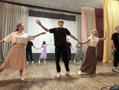 Таланты зажигают сцену: Вечерний концерт вожатых покоряет сердца зрителей!