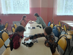 Знают взрослые и дети, знает каждый на планете,  Знает даже детвора &mdash; шашки &mdash; лучшая игра!