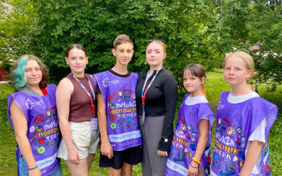 Тин лига: старшие товарищи дарят радость и знания малышам!