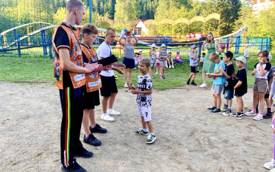 Помощники спортивных инструкторов раскачали спортивные площадки лагеря "Огоньки".