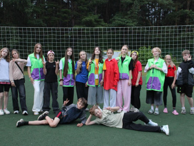 Подростки ДОЛ "Лазурный" помогают тренерам