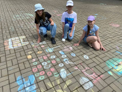 Дети рисуют на асфальте: в честь Дня защиты детей прошёл конкурс &laquo;Рисунок имени меня&raquo;