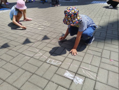 Карикатура на асфальте &laquo;По морям! По Волнам!&raquo;