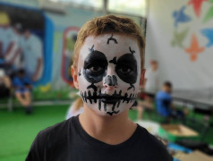 Ребята попробовали себя в гримёрном деле!