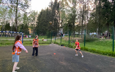 Подростки лагеря становятся настоящими помощниками спорта благодаря участию в программе Тин-лига