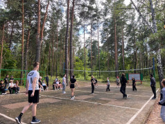 В рамках мероприятий приуроченных ко "Дню молодежи" в нашем лагере &laquo;Услада&raquo; прошли захватывающие соревнования по пионерболу между 3 и 4 и по волейболу между 1 и 2 отрядами!